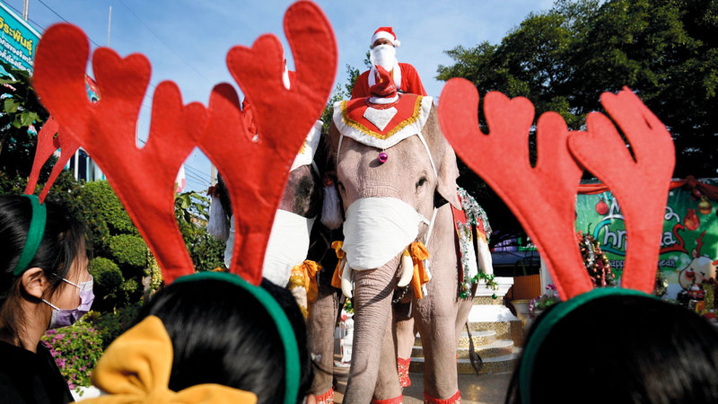 دُمى وأجواء معبّرة عن عيد الميلاد في تايلاند.   رويترز