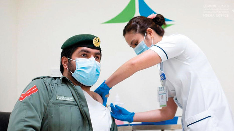 عادل شكرالله أحد أوائل الحاصلين على اللقاح ضمن الفئة ذاتها.   من المصدر