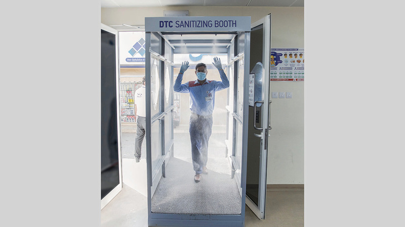 خلال الرش بالسائل المعقم. من المصدر