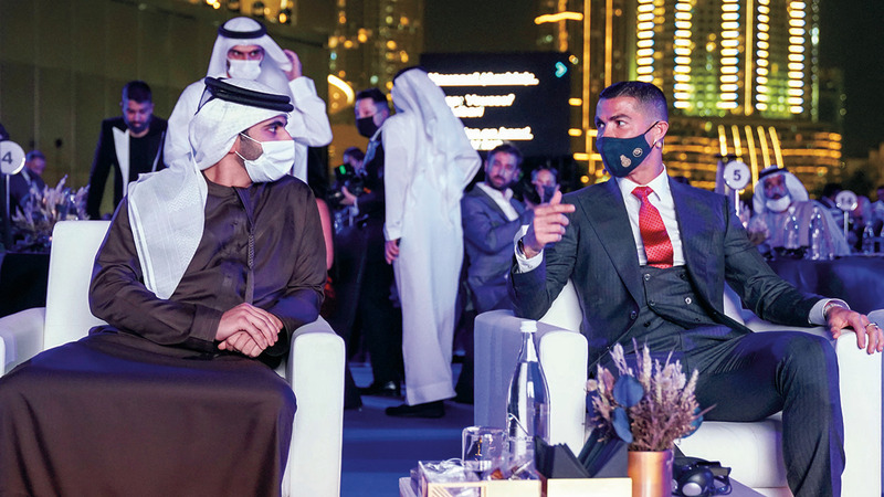منصور بن محمد في حديث مع كريستيانو رونالدو. الإمارات اليوم