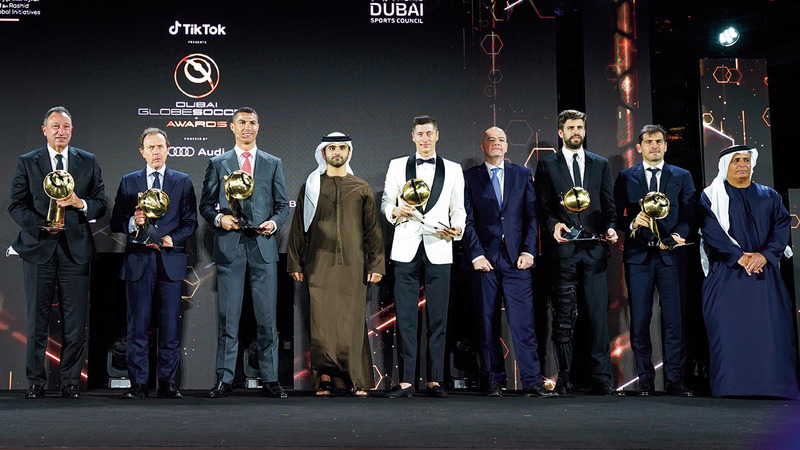 منصــور بن محـمــد خـــلال تتويج الفــائزيـــن بحضـــور الطــايــر وإنفانتينو. الإمارات اليوم