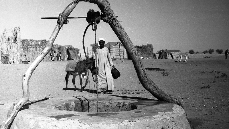 بئر مياه تقليدية في مدينة العين (الطوي) 1968.                  الأرشيف الوطني