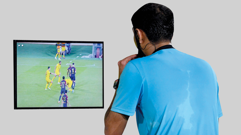 قضاة الملاعب مستمرون في التعلم من الأخطاء المصاحبة لتقنية «الفار».   تصوير: أسامة أبوغانم
