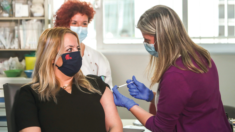 امرأة تتلقى اللقاح بمستشفى في اليونان.  أ.ف.ب