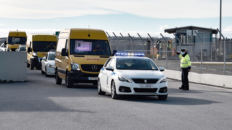 الشرطة ترافق عربات صغيرة محمّلة بلقاح «كورونا» في اليونان.   أ.ف.ب