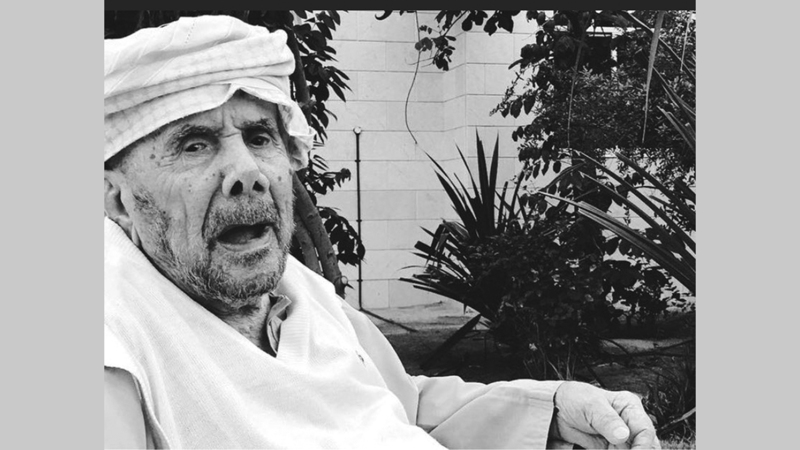 عقيدة المهيري رغم تقدمه في العمر واصل علاج من يلجأ إليه. أرشيفية