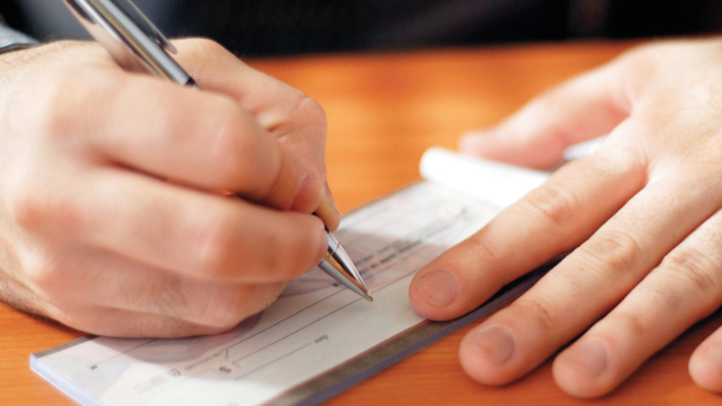 رسوم ارتجاع الشيك تراوح بين 200 و300 درهم. أرشيفية