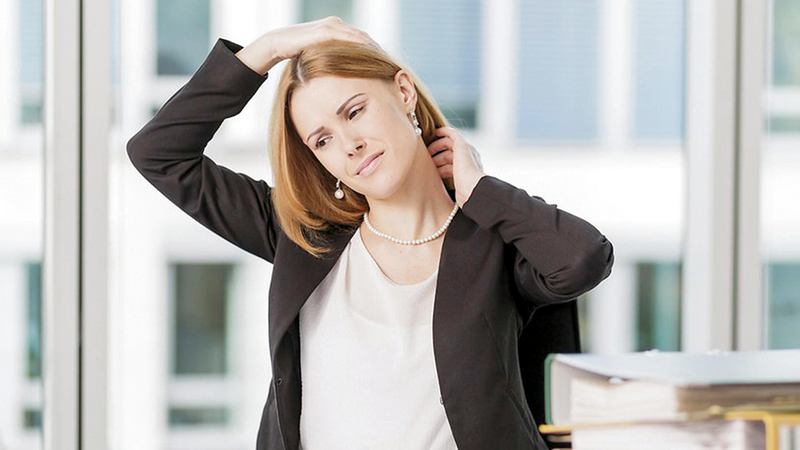 ينبغي ألا يظل الموظف على وضعية الجلوس نفسها لساعات طويلة. ■ د.ب.أ