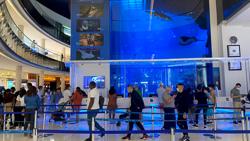 تكثيف إجراءات السلامة في المراكز شملت التدقيق على تطبيق إجراءات التباعد.  أرشيفية