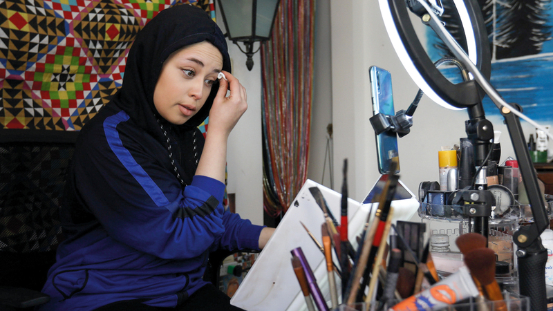 آلاء تعد لإحدى شخصياتها. ■ رويترز