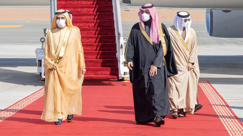 محمد بن راشد لدى وصوله إلى المملكة.. وفي استقباله ولي العهد السعودي. وام