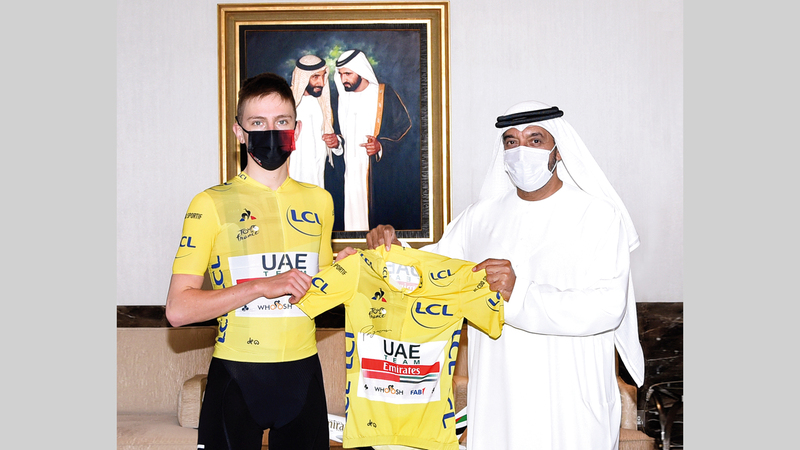 أحمد بن سعيد خلال تلقي القميص الأصفر من البطل بوجاكار.  من المصدر