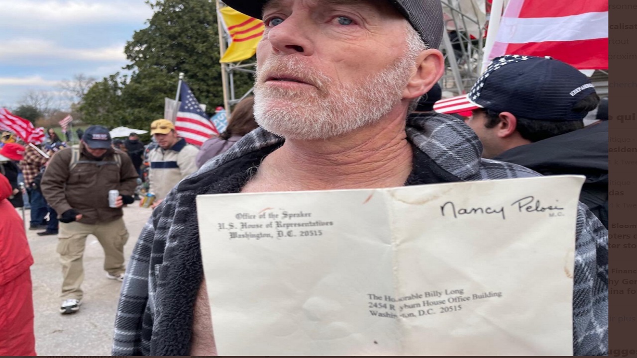 ريتشارد بارنيت يحمل مظروفاً سرقه من مكتب بيلوسي وعليه اسمها.