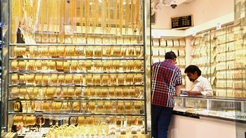 سعر غرام الذهب من عيار 24 قيراطاً بلغ 231.25 درهماً. ■ أرشيفية