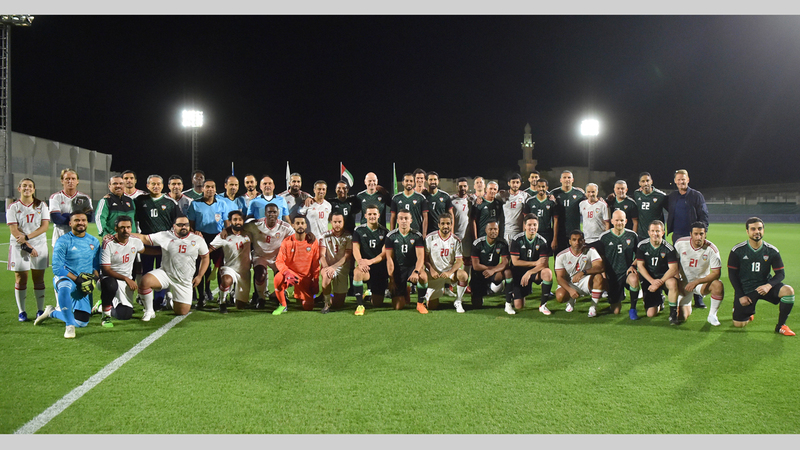 راشد بن حميد يتوسط نجوم الكرة العالمية والمحلية بحضور رئيس الاتحاد الدولي إنفانتينو.  من المصدر