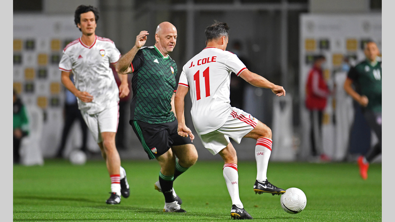 إنفانتينو يحاول قطع الكرة في وسط الميدان.  من المصدر