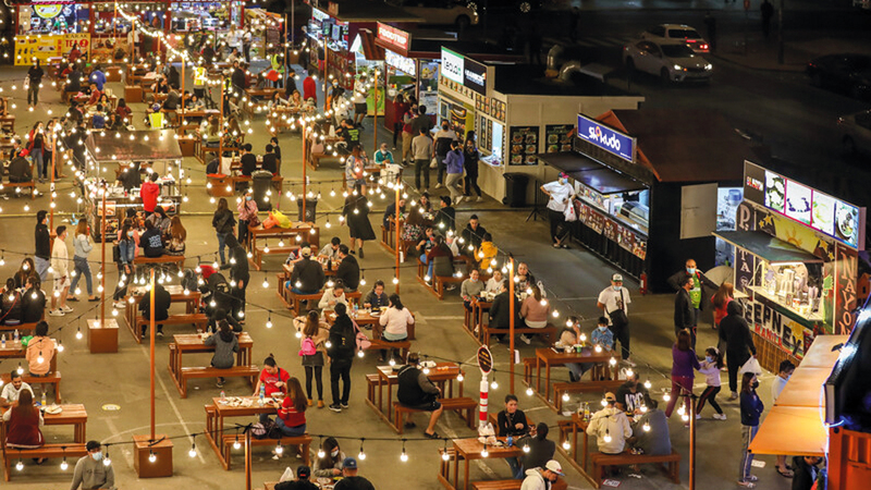 زوّار سوق المرقبات يستمتعون بتجربة مميزة في الهواء الطلق. من المصدر