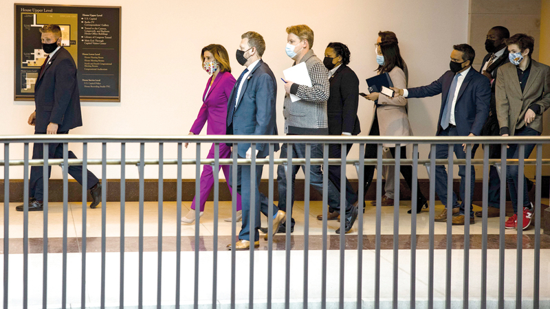 رئيسة مجلس النواب نانسي بيلوسي تنادي بمساءلة ترامب من خلال تفعيل التعديل 25 من الدستور.  أ.ف.ب