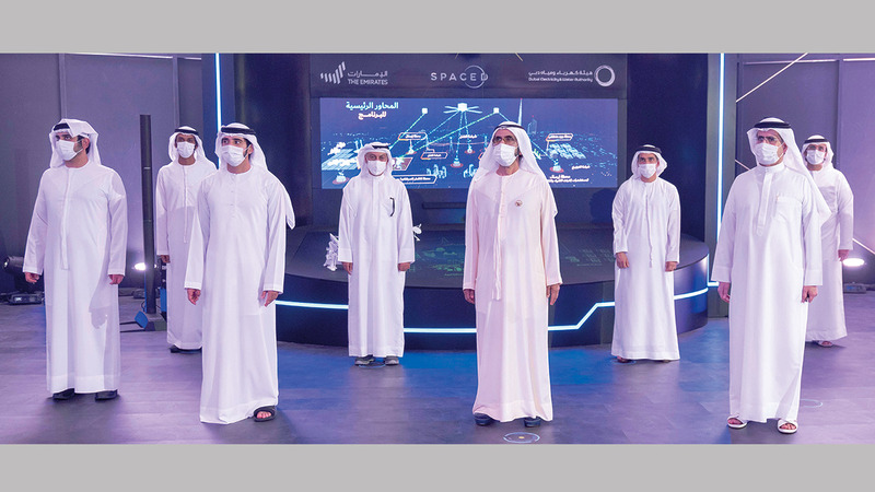 محمد بن راشد خلال زيارته لخيمة الابتكار في المركز الرئيس لهيئة كهرباء ومياه دبي. وام