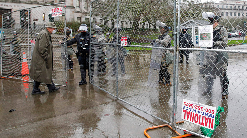 قوات مشتركة من الحرس الوطني والشرطة تحرس مبنى «الكابيتول». أ.ف.ب