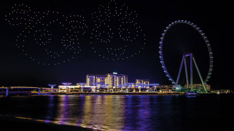 الطائرات ترسم بالأنوار شخصيتَي «مدهش» و«دانة» المحبوبتين.  من المصدر