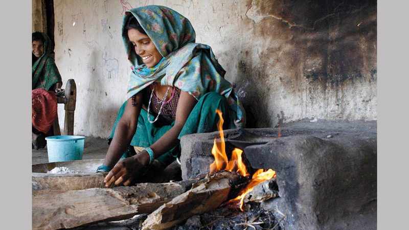 الفقر أحد الأسباب التي تجعل الناس يعيشون وسط أجواء غير صحية. أرشيفية