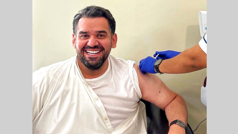 حسين الجسمي خلال تلقيه الجرعة الأولى من اللقاح. أرشيفية