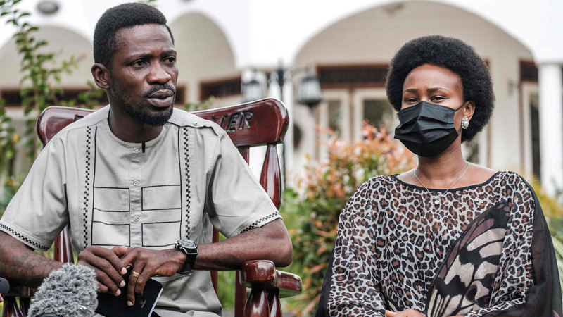 المعارض اليوغندي، مغني الراب مع زوجته في مؤتمر صحافي. 	 أ.ف.ب