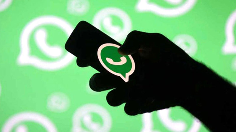 بعض الزوجات يستخدمن رسائل الـ«وتس أب» للضغط على أزواجهن. ■أرشيفية