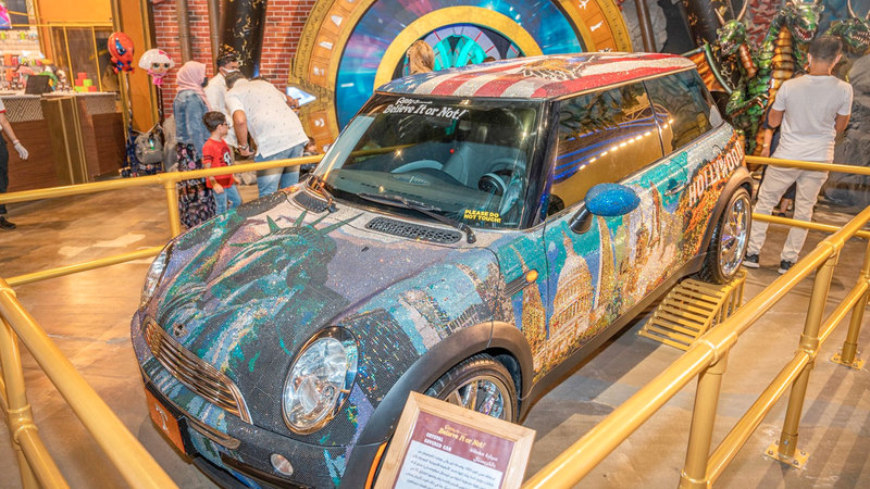 مقتنيات غريبة وقطع فنية مميزة من حول العالم في المتحف. من المصدر