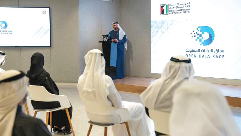 القرقاوي متحدثاً خلال حفل تكريم الجهات الفائزة بالسباق.   من المصدر