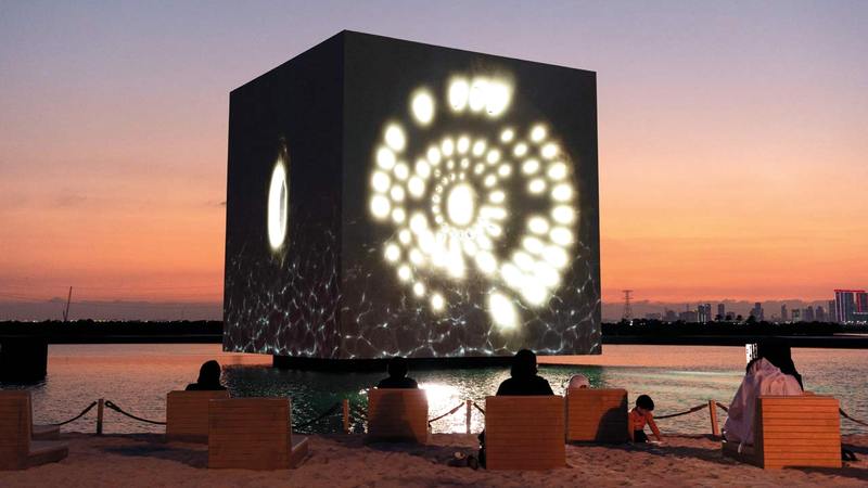 العمل الإبداعي يشكّل تجربة فنية تستقطب الزوار.   من المصدر