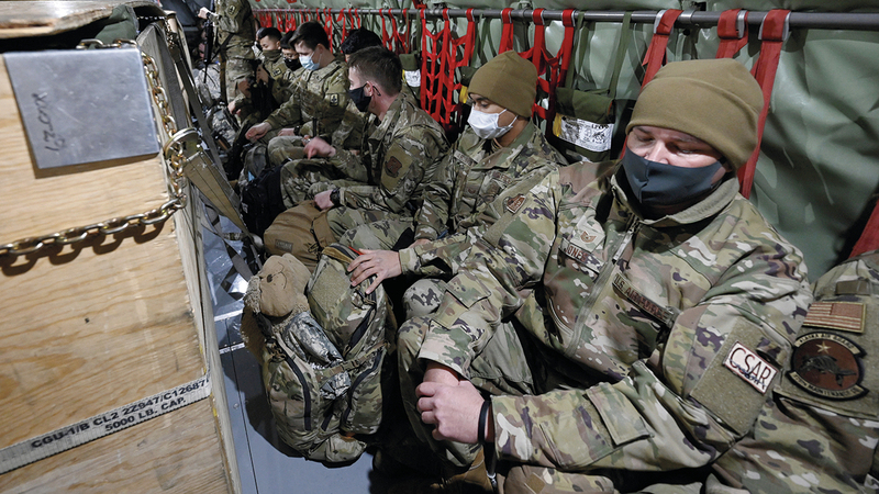 مجموعة من رجال الحرس الوطني يستعدون لمغادرة قاعدته في آلاسكا إلى واشنطن لتأمين حراستها يوم التنصيب.  أ.ب