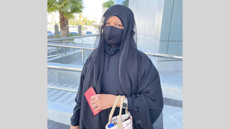 عائشة راشد أثناء تسلم مفاتيح فيلتها بالمدينة.  الإمارات اليوم