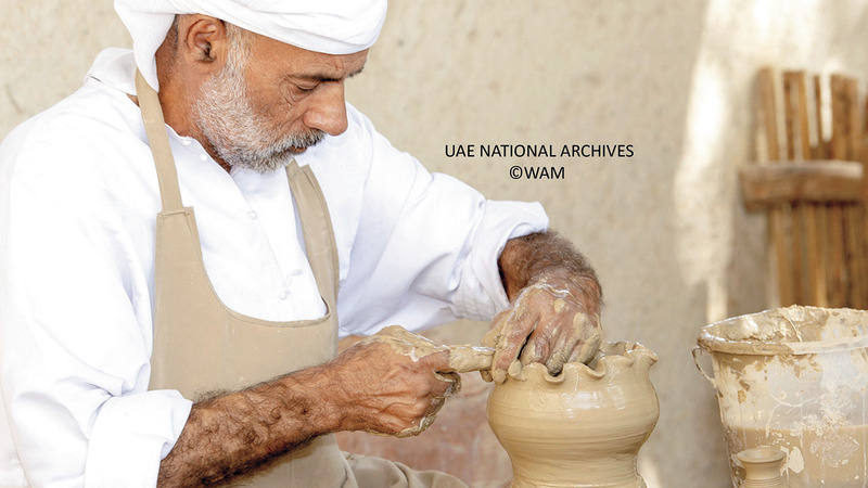 صناعة الفخار والخزف تمثل عاملاً مشتركاً بين كثير من الحضارات القديمة.  «الأرشيف الوطني»