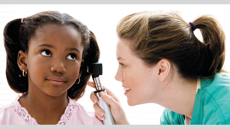 ينبغي فحص الأذن لدى الأطفال في حال معاناتهم من ألم غير واضح. ■ أرشيفية