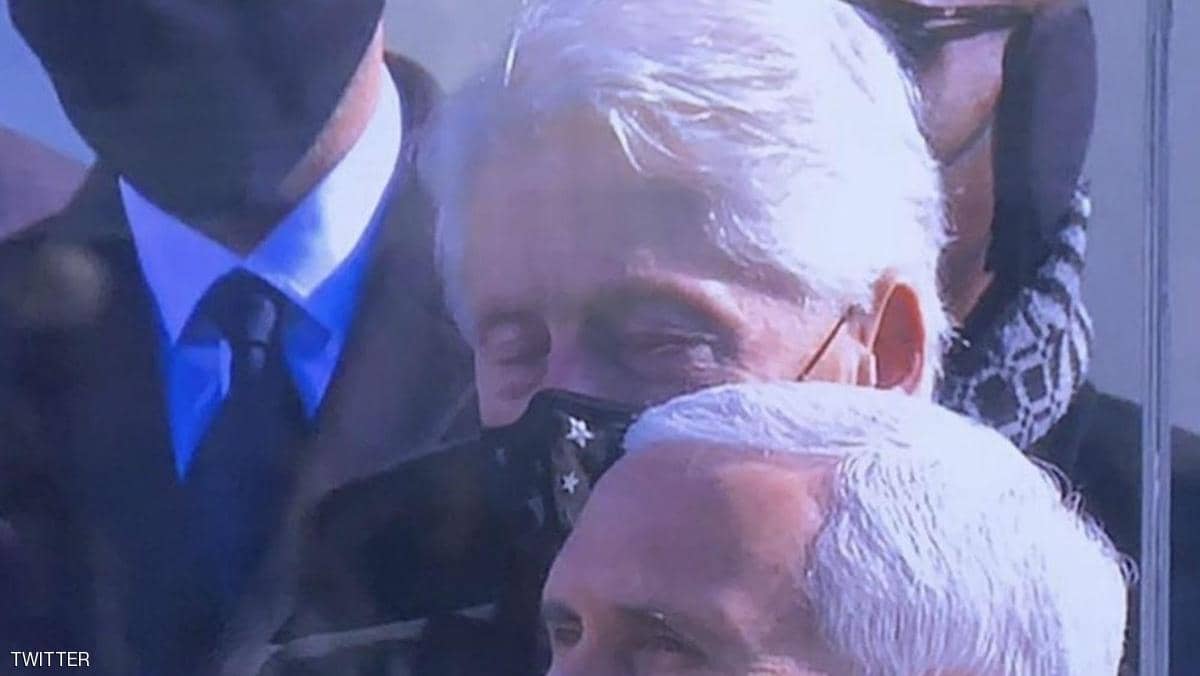 كلينتون وقد غلبه النوم خلال خطاب بايدن