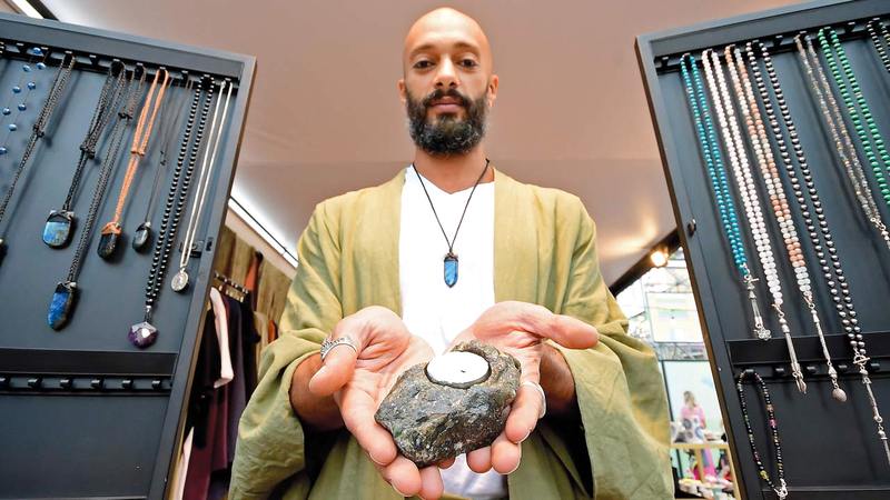 مصمم المجوهرات محمود عثمان دخل عالم الأحجار متأثراً بجدته التي كانت تحب الأحجار وترتديها كثيراً.   تصوير: باتريك كاستيلو