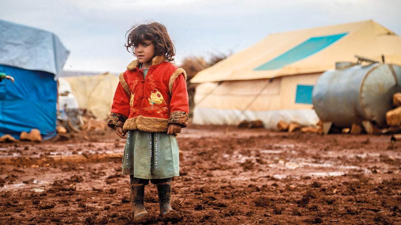 طفلة تعاني الفقر والبرد في مخيم شمال سورية.     أرشيفية