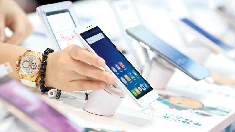 «الشحن السريع».. تقنية تتيح شحن الهاتف خلال 20 دقيقة.  تصوير: باتريك كاستيلو