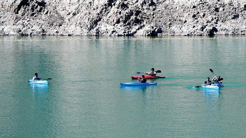 يمكن للزوّار ممارسة التجديف في بحيرة سد حتا. تصوير: باتريك كاستيلو