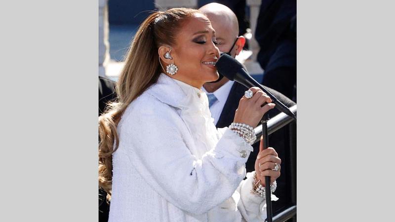 جنيفر لوبيز أدت أغنية «ذيس لاند إيز يور لاند» ببزة بيضاء بالكامل مع ياقة من الدانتيل من دار «شانيل».