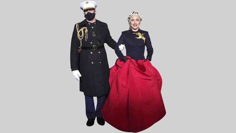 ليدي غاغا ظهرت بفستان بأكمام طويلة باللون الأزرق الداكن من الأعلى مع تنورة واسعة باللون الأحمر القرمزي من تصميم دار «سكاباريلي».