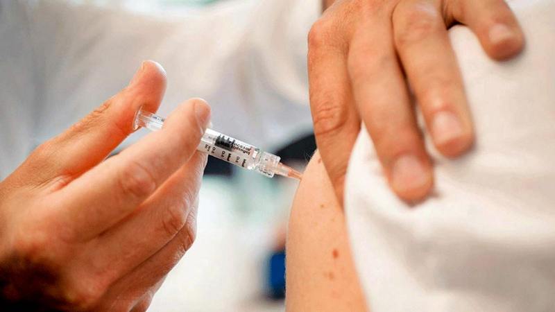 الدولة وفرت اللقاح مجاناً للجميع في المستشفيات الحكومية والخاصة.  الإمارات اليوم