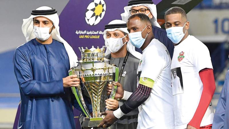 راشد بن حميد يسلم قائد شباب الأهلي ماجد ناصر كأس الخليج العربي. تصوير: أسامة أبوغانم