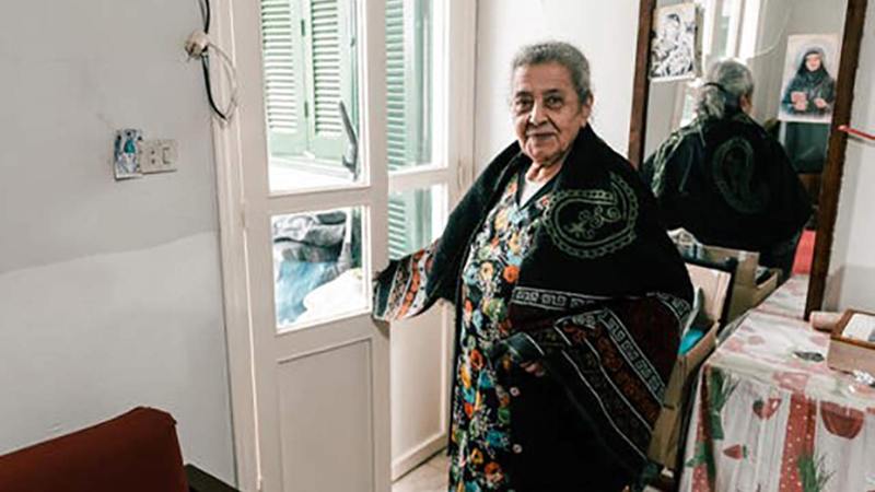 • تعيش تيريز (85 عاماً) في الكرنتينا، أحد أحياء بيروت التي هزّها انفجار المرفأ في 4 أغسطس 2020. وأصيبت تيريز بجروحٍ طفيفة، إلا أنّ منزلها دمّر جرّاء الانفجار. وتعطّلت آلة الخياطة التي تملكها، ما حرمها مصدر رزقها الوحيد المتواضع.