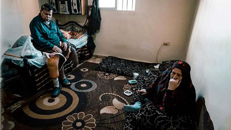 توفيق وهنادي، اللذان فقدا أحد أولادهما بالحرب في سورية، ولم يتلقيا أي أخبار عن ولدهما الآخر منذ 10 سنوات، لم يعيشا حياةً سهلة. ولم يتوقعا أنه سيتعين عليهما تجاوز المزيد من الصعوبات، عندما وصلا إلى لبنان.