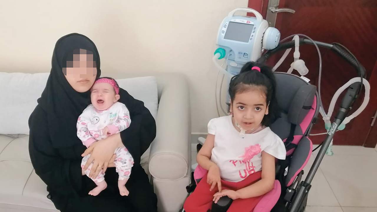 «شذا» و«منيرة» مع والدتهما.  من المصدر