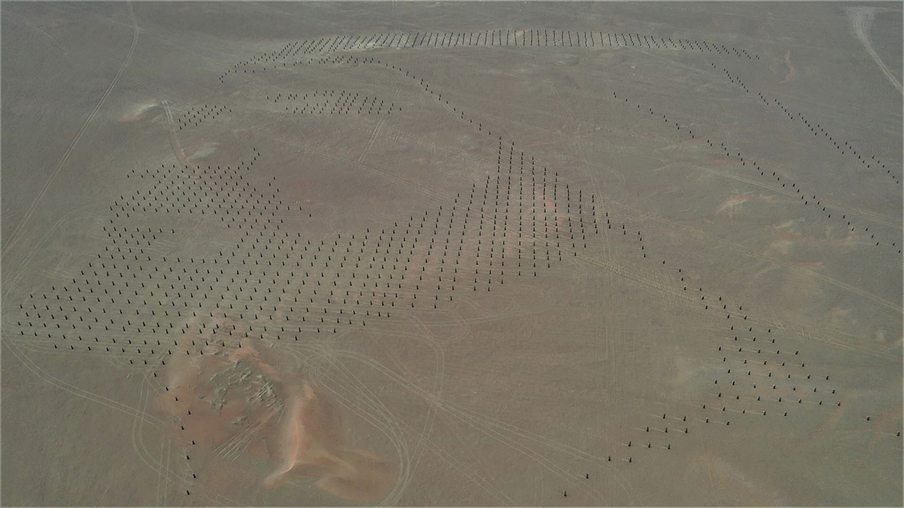 لقطة جوية لمشروع «غافات آل مكتوم» الواقع بين إمارة دبي والعين.■تصوير «الدرون»: حامد مشربك