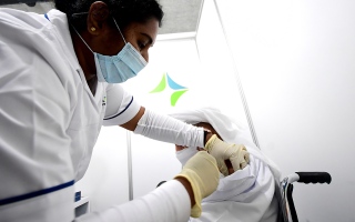 مختصون: لا مخاطر صحية للقاح «كوفيد-19» على المصابين دون أعراض